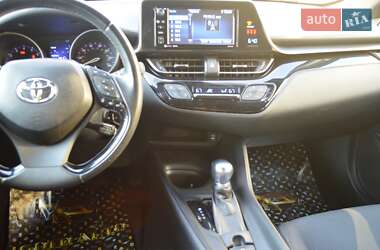 Позашляховик / Кросовер Toyota C-HR 2017 в 