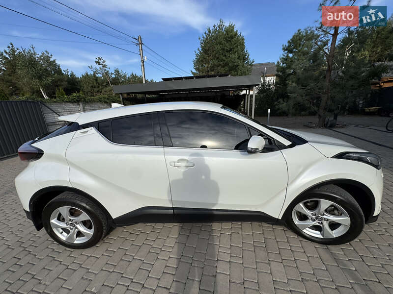 Внедорожник / Кроссовер Toyota C-HR 2017 в Макарове