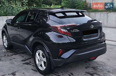 Позашляховик / Кросовер Toyota C-HR 2016 в  фото 8 Позашляховик / Кросовер Toyota C-HR 2016 в