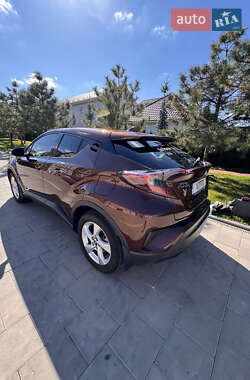 Позашляховик / Кросовер Toyota C-HR 2017 в  фото 12 Позашляховик / Кросовер Toyota C-HR 2017 в