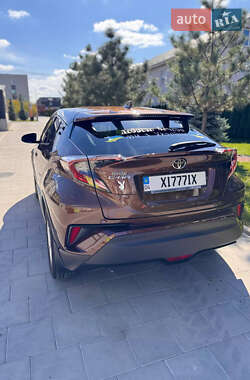 Позашляховик / Кросовер Toyota C-HR 2017 в  фото 26 Позашляховик / Кросовер Toyota C-HR 2017 в