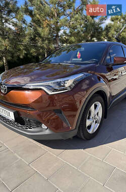 Позашляховик / Кросовер Toyota C-HR 2017 в  фото 31 Позашляховик / Кросовер Toyota C-HR 2017 в