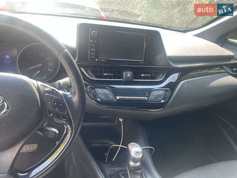 Позашляховик / Кросовер Toyota C-HR 2017 в Дніпрі