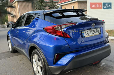 Внедорожник / Кроссовер Toyota C-HR 2016 в 