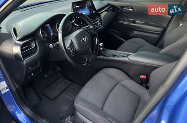 Внедорожник / Кроссовер Toyota C-HR 2016 в 