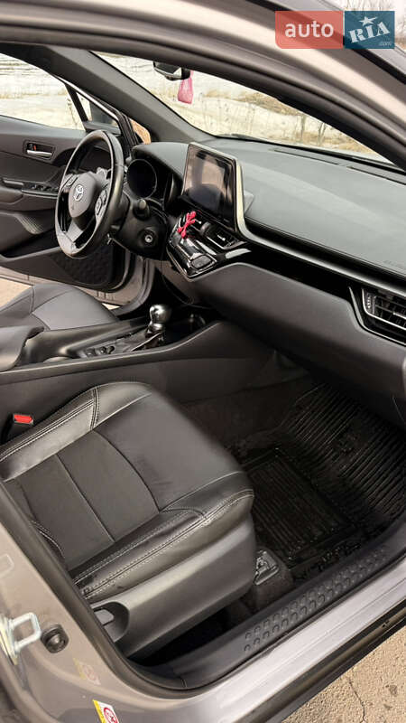 Позашляховик / Кросовер Toyota C-HR 2018 в Дніпрі