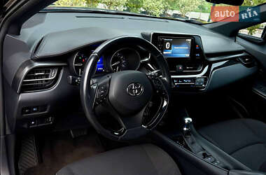 Внедорожник / Кроссовер Toyota C-HR 2017 в 