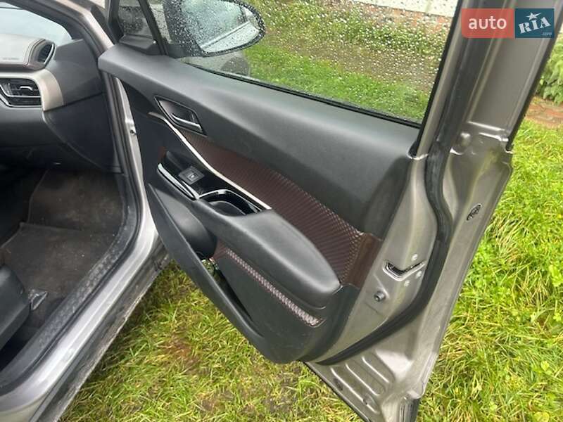 Внедорожник / Кроссовер Toyota C-HR 2016 в Львове