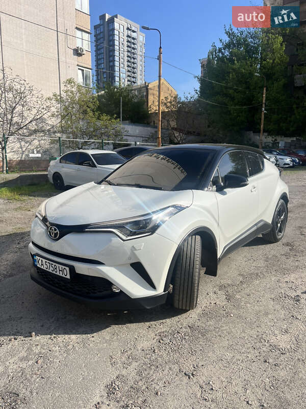Внедорожник / Кроссовер Toyota C-HR 2017 в Киеве