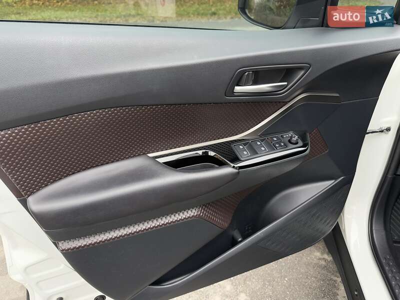 Позашляховик / Кросовер Toyota C-HR 2018 в Києві фото 22 Позашляховик / Кросовер Toyota C-HR 2018 в Києві