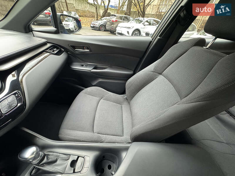 Внедорожник / Кроссовер Toyota C-HR 2017 в Киеве