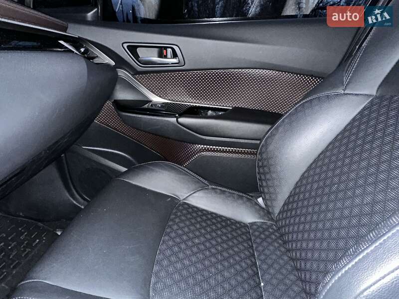 Позашляховик / Кросовер Toyota C-HR 2017 в Києві