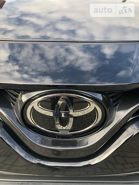 Седан Toyota Camry 2018 в Львові