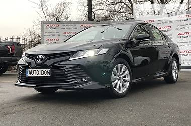 Седан Toyota Camry 2019 в Киеве