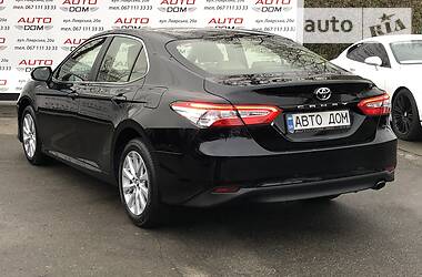 Седан Toyota Camry 2019 в Киеве