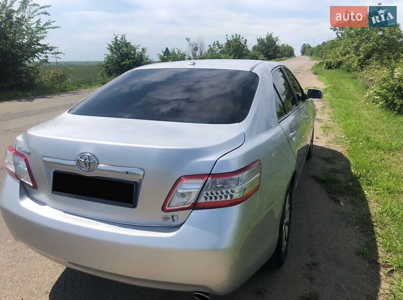 Седан Toyota Camry 2010 в Окнах
