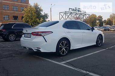 Седан Toyota Camry 2018 в Киеве