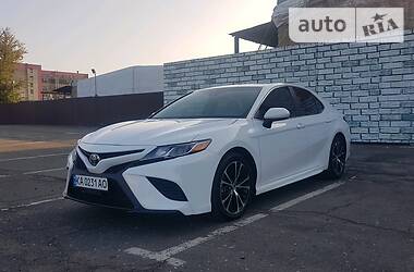 Седан Toyota Camry 2018 в Киеве