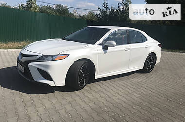 Седан Toyota Camry 2019 в Киеве