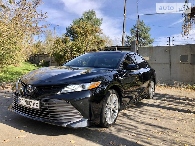 Седан Toyota Camry 2018 в Киеве