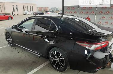 Седан Toyota Camry 2018 в Чернигове