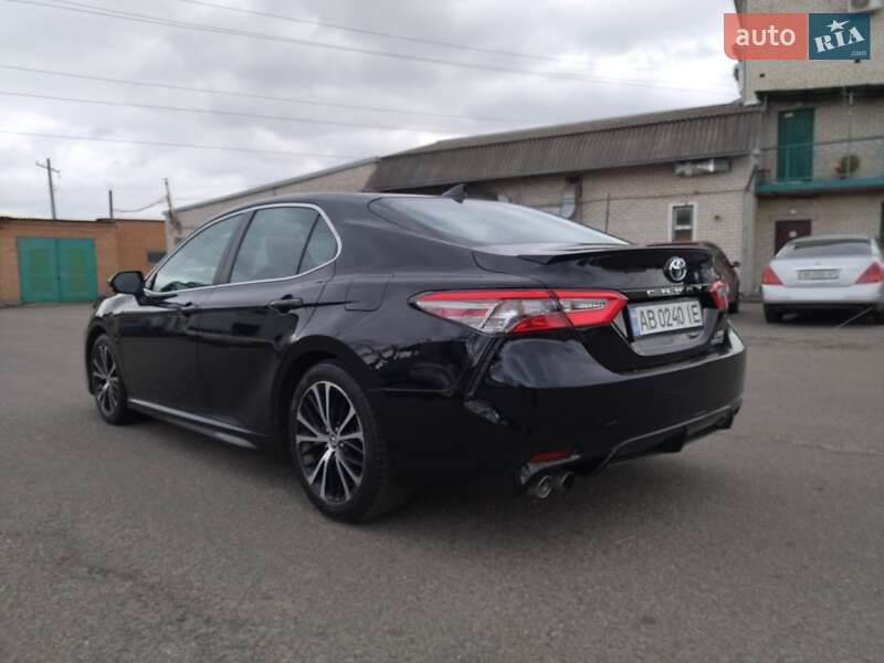 Седан Toyota Camry 2018 в Виннице
