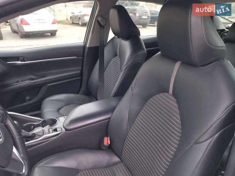 Седан Toyota Camry 2018 в Виннице