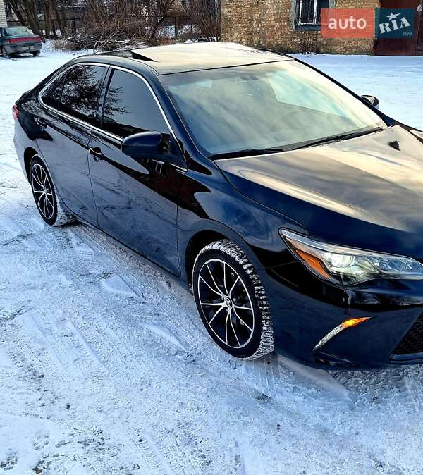 Седан Toyota Camry 2016 в Киеве