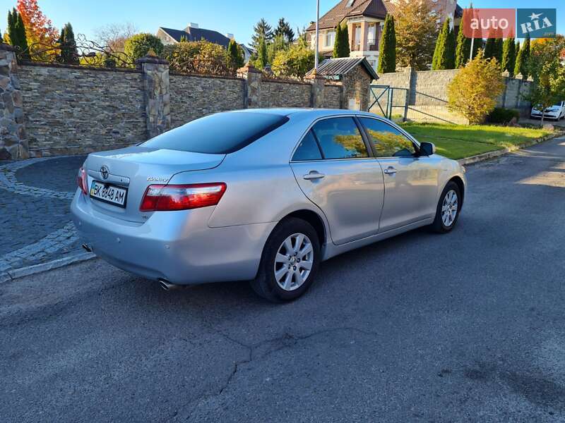 Седан Toyota Camry 2008 в Рівному