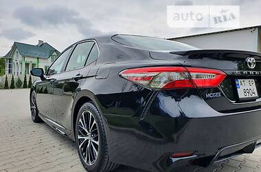 Седан Toyota Camry 2018 в Черновцах