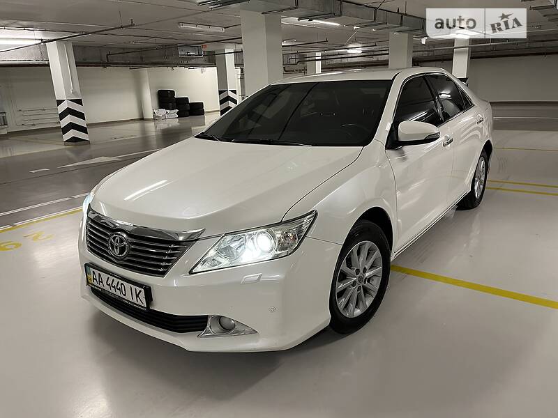 Седан Toyota Camry 2013 в Киеве