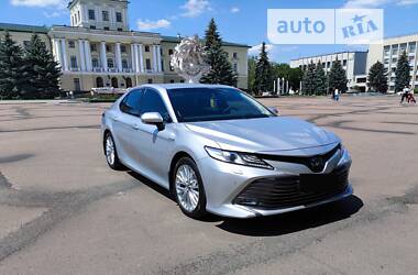 Седан Toyota Camry 2019 в Хмельницком