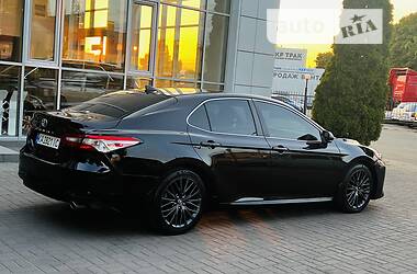 Седан Toyota Camry 2019 в Киеве