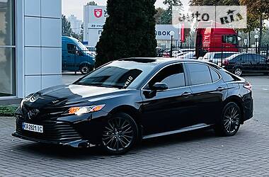 Седан Toyota Camry 2019 в Киеве