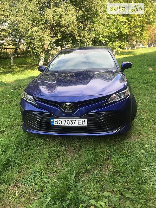 Седан Toyota Camry 2018 в Тернополе