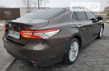 Седан Toyota Camry 2018 в Хмельницком