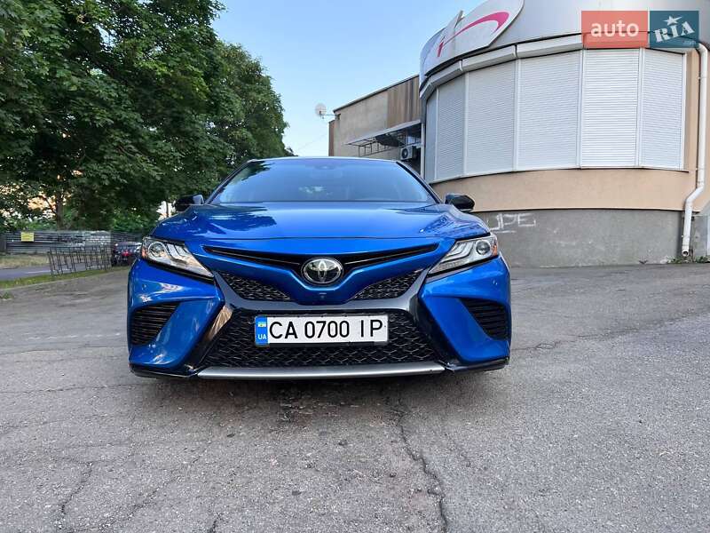 Седан Toyota Camry 2018 в Черкасах