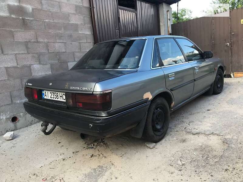 Седан Toyota Camry 1990 в Киеве