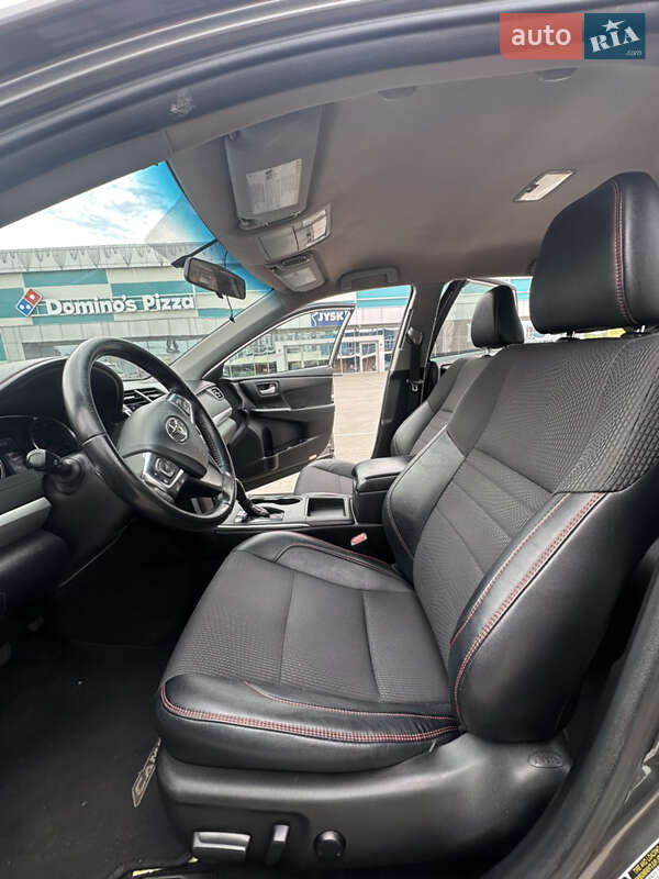 Седан Toyota Camry 2016 в Киеве