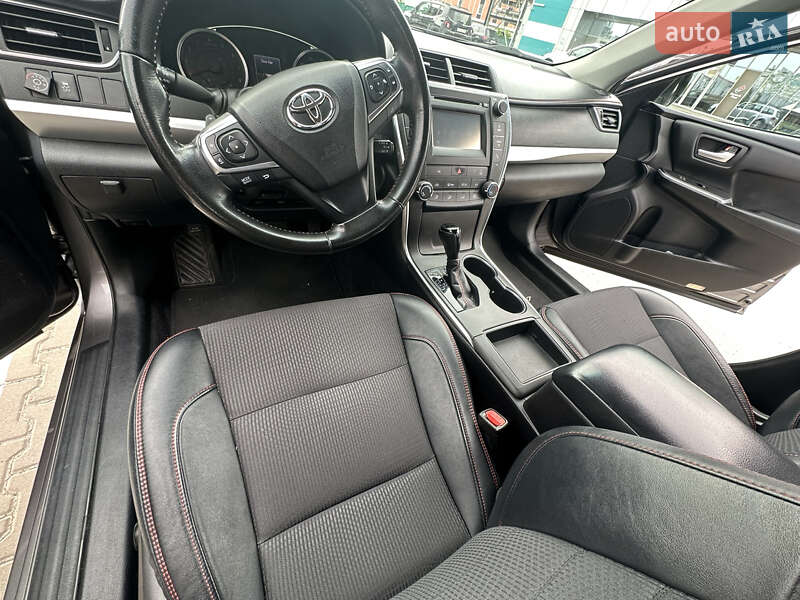 Седан Toyota Camry 2016 в Киеве