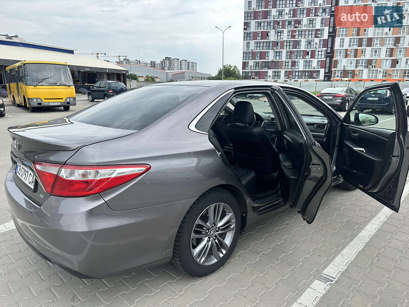 Седан Toyota Camry 2016 в Киеве