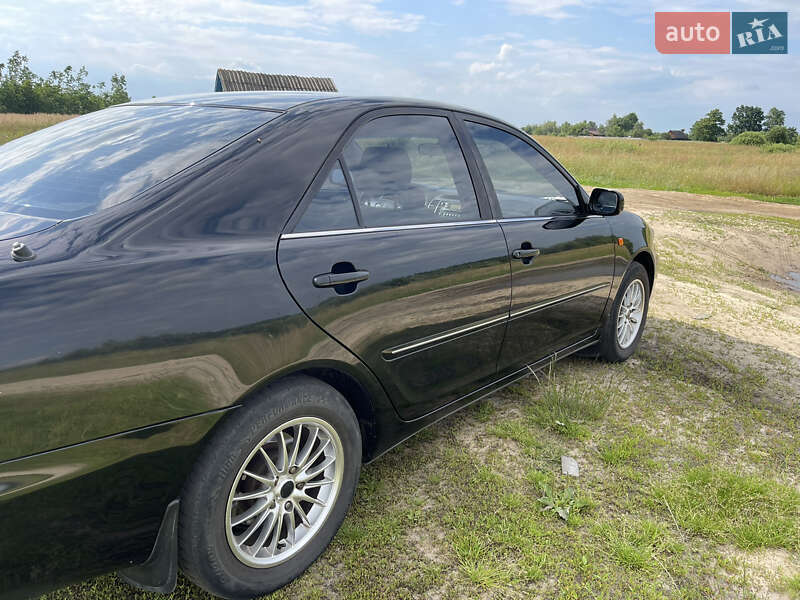 Седан Toyota Camry 2004 в Ровно