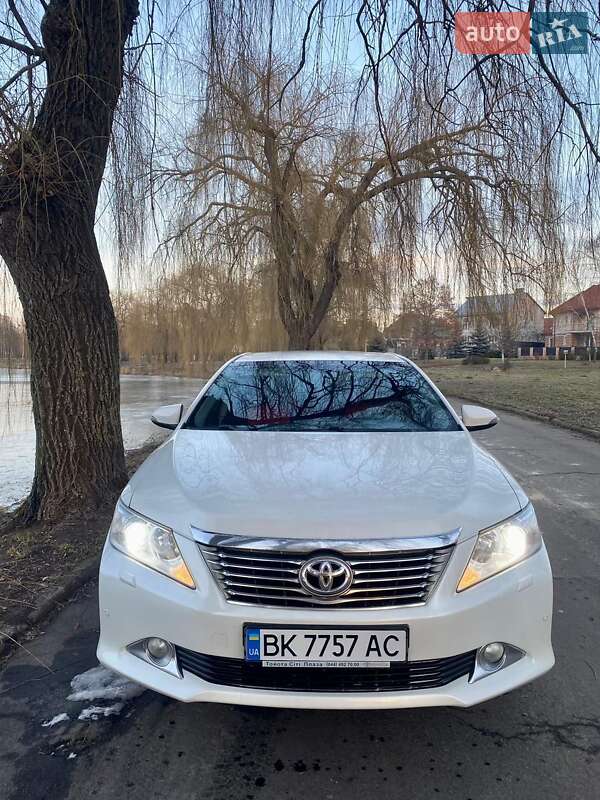Седан Toyota Camry 2011 в Ровно