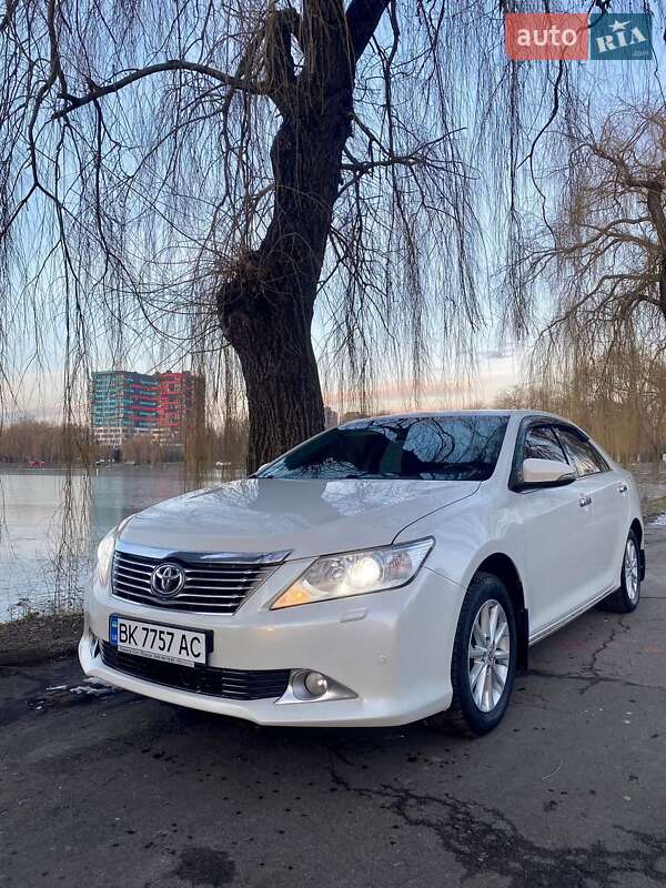 Седан Toyota Camry 2011 в Ровно