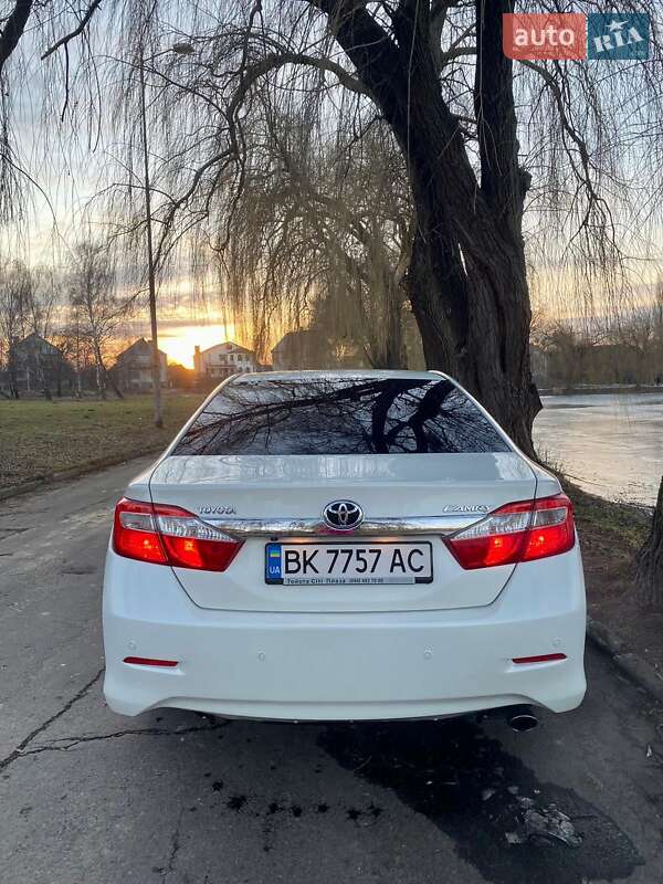 Седан Toyota Camry 2011 в Ровно