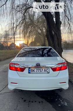 Седан Toyota Camry 2011 в Ровно