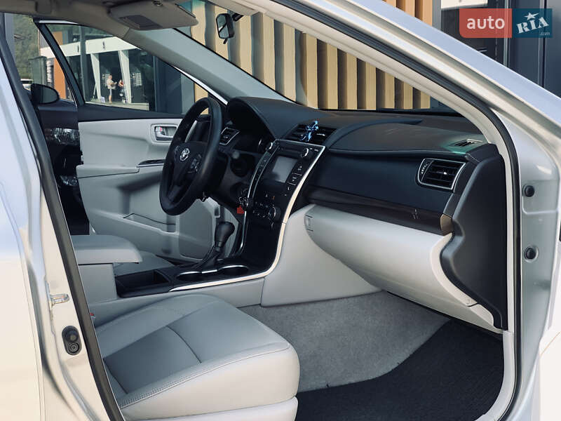 Седан Toyota Camry 2016 в Хусте