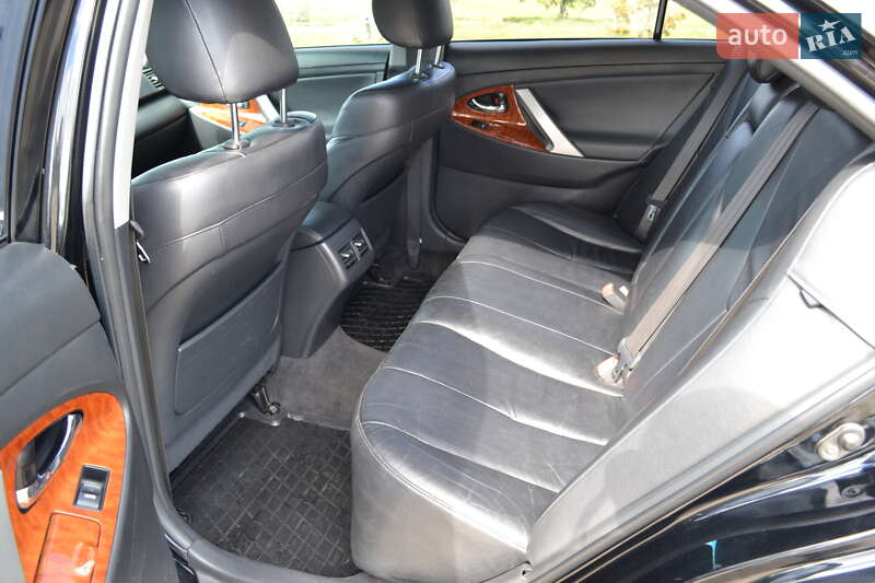 Седан Toyota Camry 2010 в Глухове