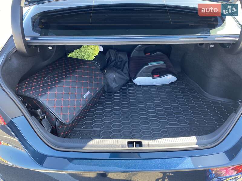 Седан Toyota Camry 2019 в Ровно