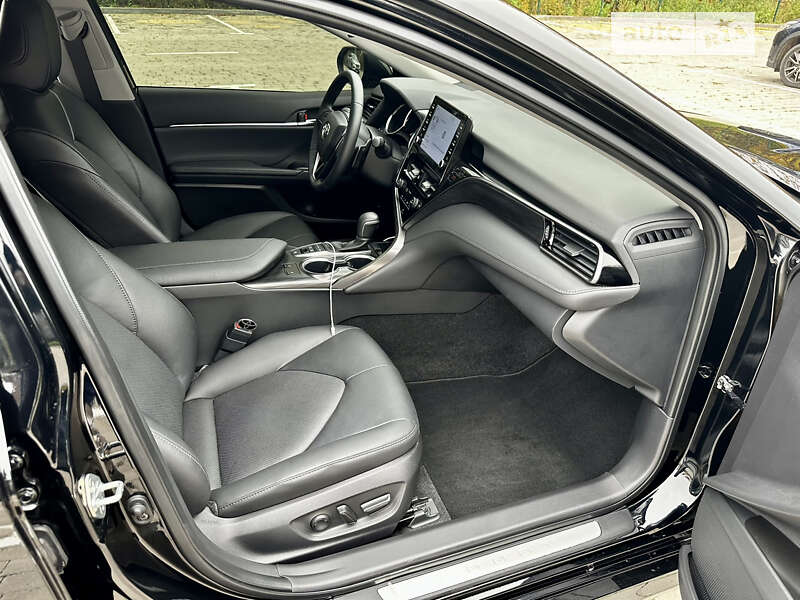 Седан Toyota Camry 2023 в Луцьку